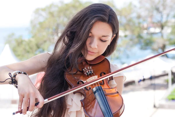 Jovem do sexo feminino tocando violino . — Fotografia de Stock