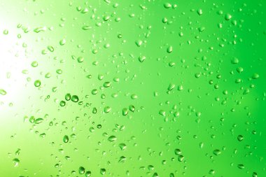 bir cam üzerine düşer.