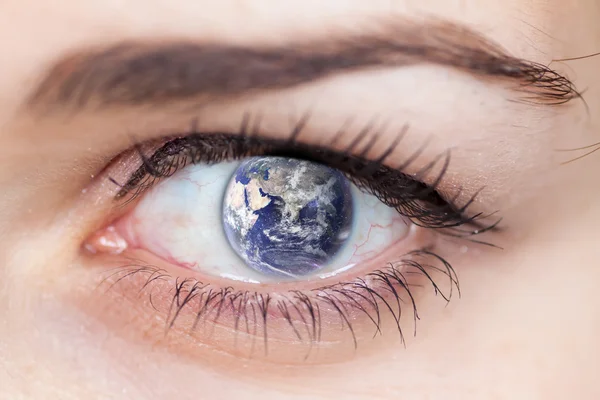 Eye and the Earth. — Stock Photo, Image