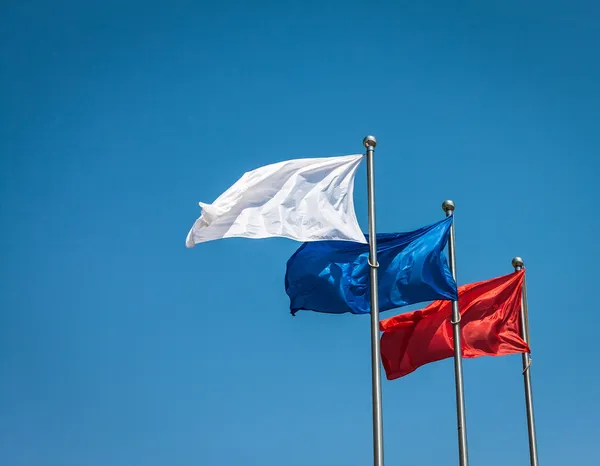 üç bayrak mavi gökyüzü.