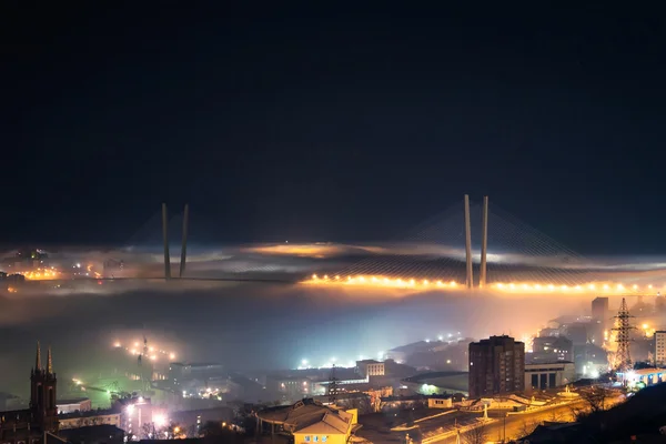 Zolotoy Rog Bridge at night surrounded by fog. — Stock Photo, Image