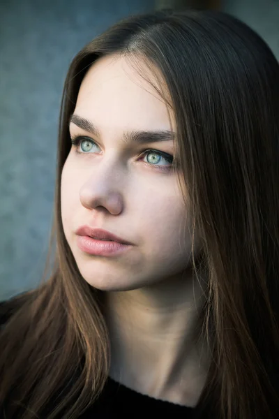Porträt einer jungen Frau. — Stockfoto
