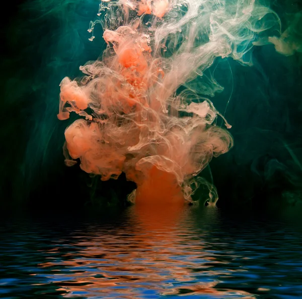 suya yansıyan mürekkep.