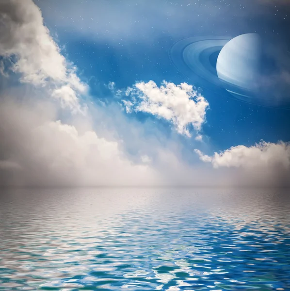 Himlen med stjärnor och planet återspeglas i vatten. — Stockfoto