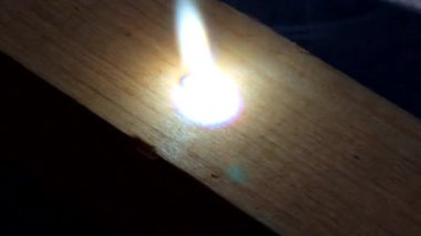 için için yanan odun parçası.