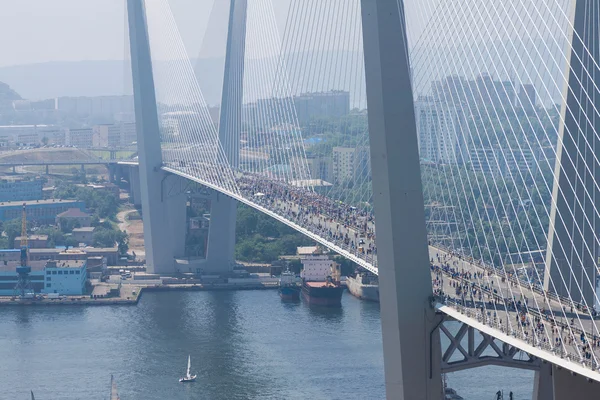 Владивосток, Россия - 7 июля: Флешмоб "Я люблю Владивосток" на "Золотом мосту" ". — стоковое фото
