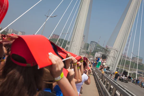 VLADIVOSTOK, RUSSIA - JULY 7: Flashmob "I love Vladivostok" on the "Golden Bridge". — Stock Photo, Image