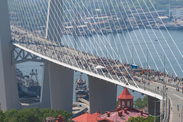 Владивосток, Россия - 7 июля: Флешмоб "Я люблю Владивосток" на "Золотом мосту" ". — стоковое фото