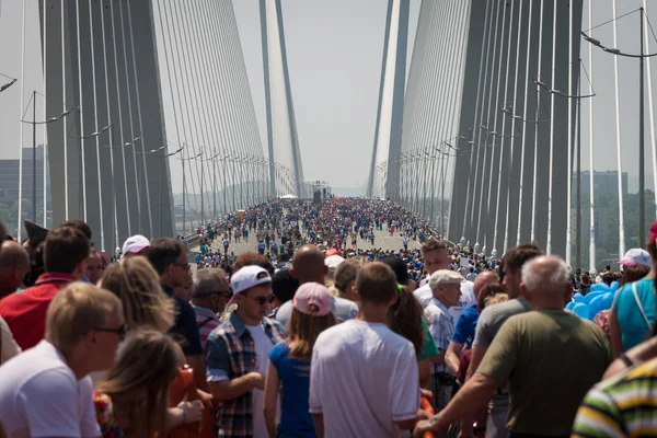 Vladivostok, Rusya Federasyonu - 7 Temmuz: flashmob "seviyorum vladivostok" 'altın Köprü'". — Stok fotoğraf