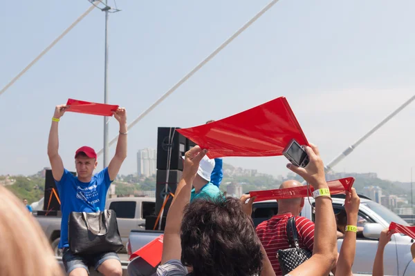 VLADIVOSTOK, RUSSIA - JULY 7: Flashmob "I love Vladivostok" on the "Golden Bridge". — Stock Photo, Image