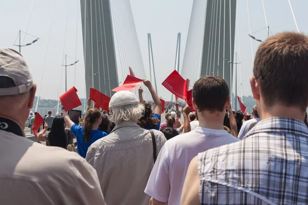 VLADIVOSTOK, RUSSIA - JULY 7: Flashmob "I love Vladivostok" on the "Golden Bridge". — Stock Photo, Image