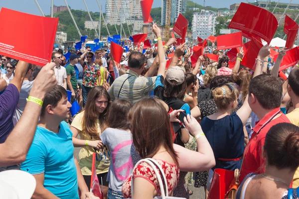 VLADIVOSTOK, RÚSSIA - 7 de julho: Flashmob "Eu amo Vladivostok" na "Golden Bridge ". — Fotografia de Stock