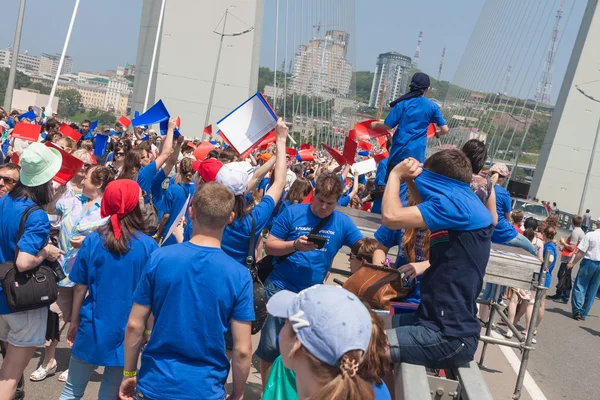 VLADIVOSTOK, RUSSIA - JULY 7: Flashmob "I love Vladivostok" on the "Golden Bridge". — Stock Photo, Image