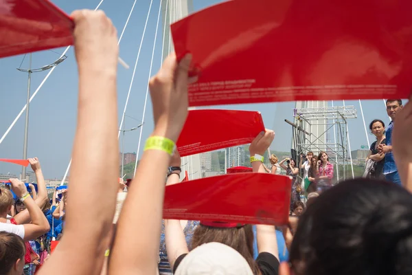 VLADIVOSTOK, RUSSIA - JULY 7: Flashmob "I love Vladivostok" on the "Golden Bridge". — Stock Photo, Image