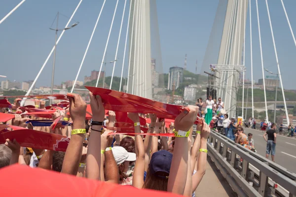 VLADIVOSTOK, RÚSSIA - 7 de julho: Flashmob "Eu amo Vladivostok" na "Golden Bridge ". — Fotografia de Stock