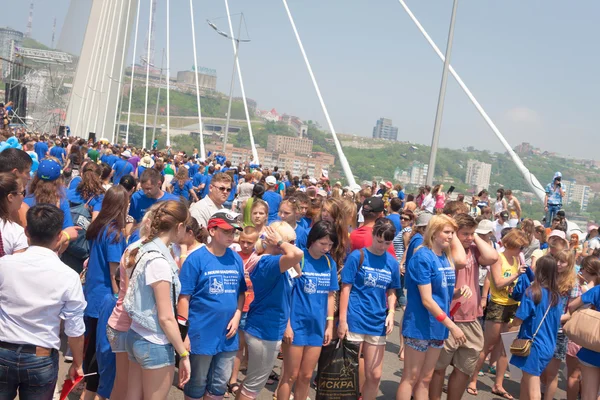 Dança Flash multidão na "Ponte Dourada ". — Fotografia de Stock