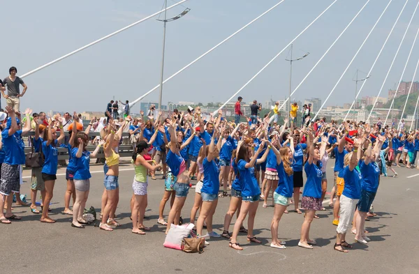 Dança Flash multidão na "Ponte Dourada ". — Fotografia de Stock