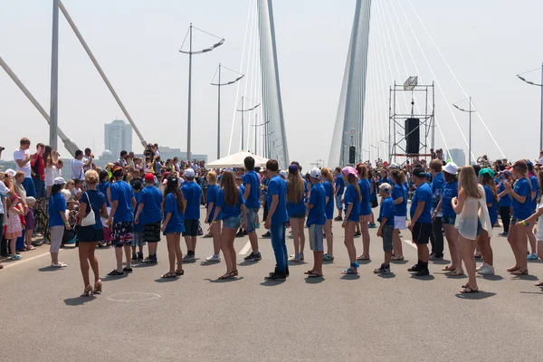 Dance Flash mob on the "Golden Bridge". — Stock Photo, Image