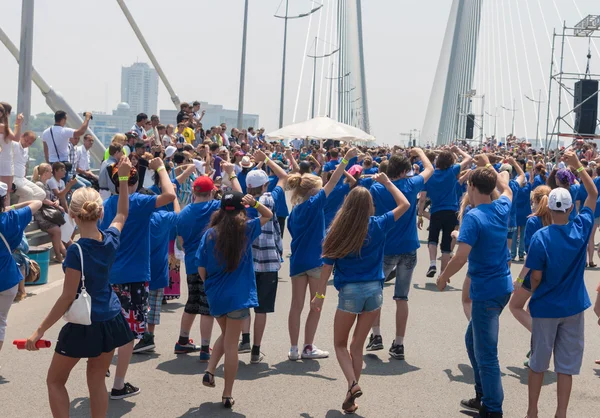 Dance Flash mob on the "Golden Bridge". — Stock Photo, Image