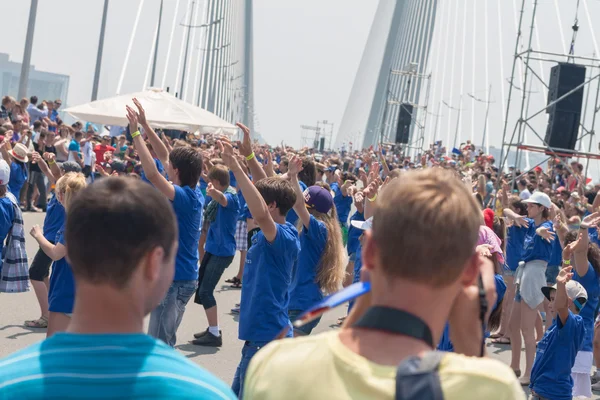 Dans flashmob op de "gouden brug". — Stockfoto