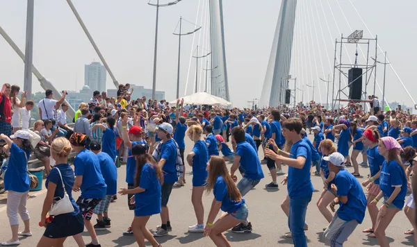 Dance Flash mob on the "Golden Bridge". — Stock Photo, Image