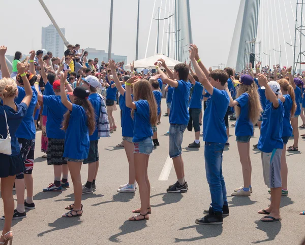 Dans flashmob op de "gouden brug". — Stockfoto