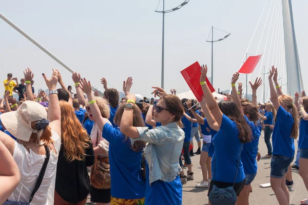 Dance Flash mob on the "Golden Bridge". — Stock Photo, Image