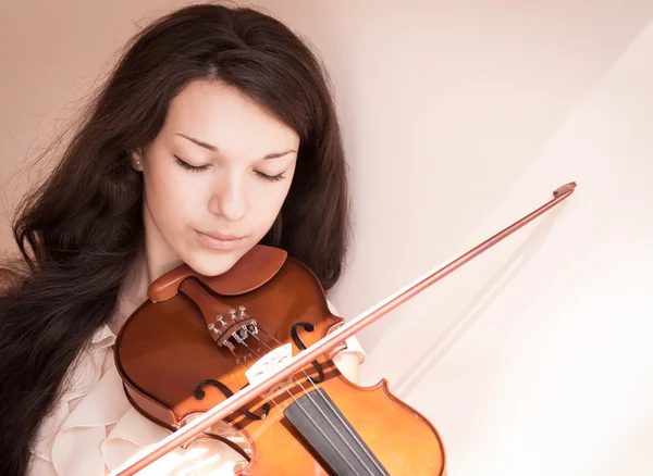 Unga kvinnliga spela fiol. — Stockfoto