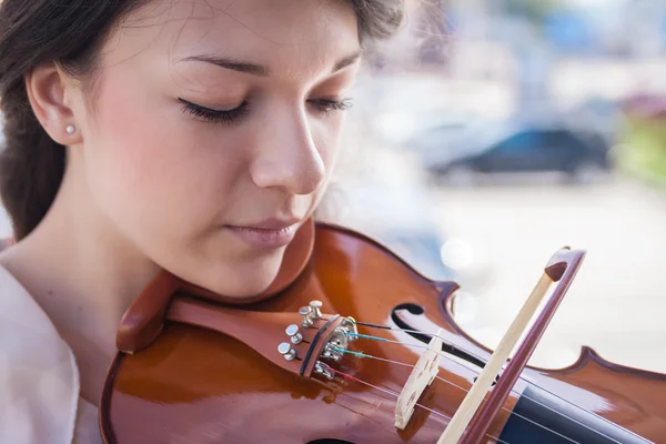 Jovem do sexo feminino tocando violino . — Fotografia de Stock