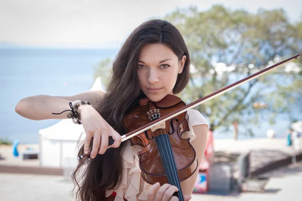 Młoda kobieta gry na skrzypcach. — Zdjęcie stockowe