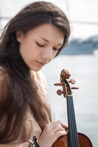 Flicka och violin. — Stockfoto