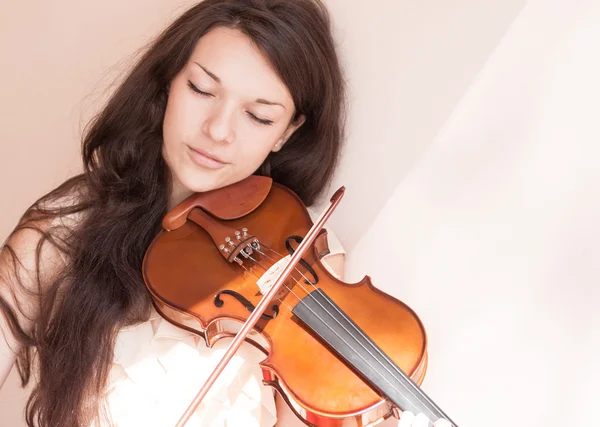 Young female playing the violin. — Stock Photo, Image