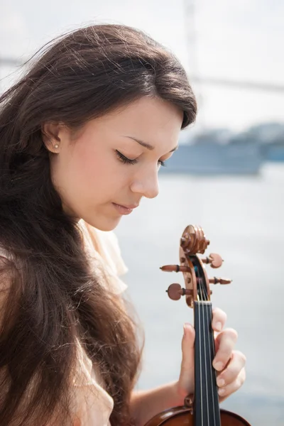 Flicka och violin. — Stockfoto