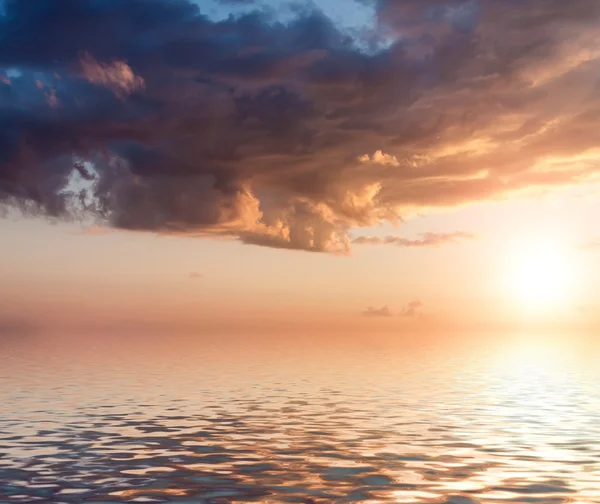 Dramatische zonsondergang. — Stockfoto