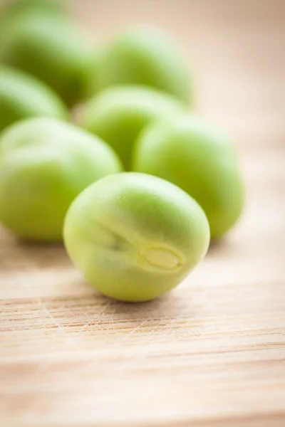 Kacang hijau di papan kayu. — Stok Foto