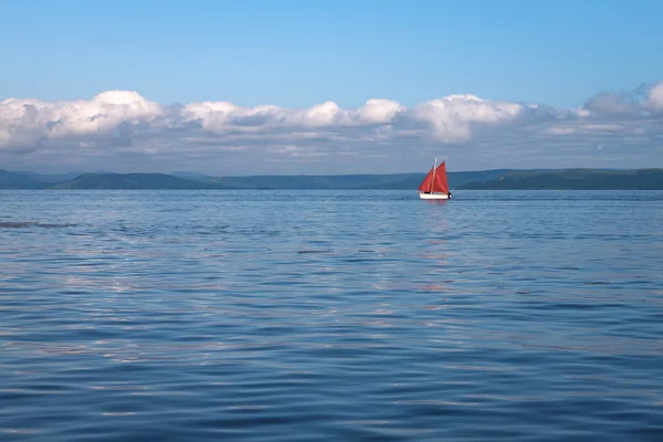 Zeegezicht met zeilboot. — Stockfoto