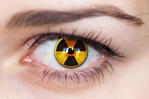 Menschliches Auge mit Strahlungssymbol. — Stockfoto