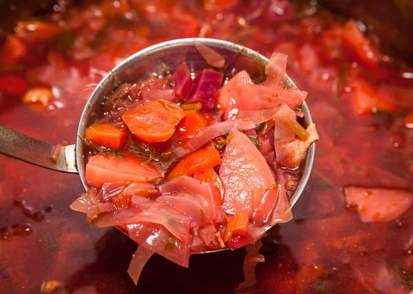 Borshch in een pan. — Stockfoto