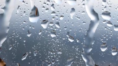 Su bardağa düşer..