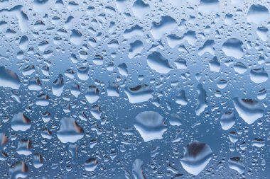 bir cam üzerine düşer.