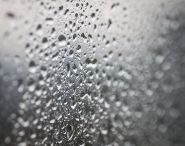 bir cam üzerine düşer.