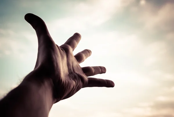 Mão de um homem que alcança o céu . — Fotografia de Stock