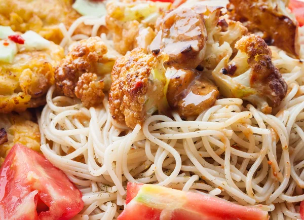 Špagety s kuřecím masem. — Stock fotografie