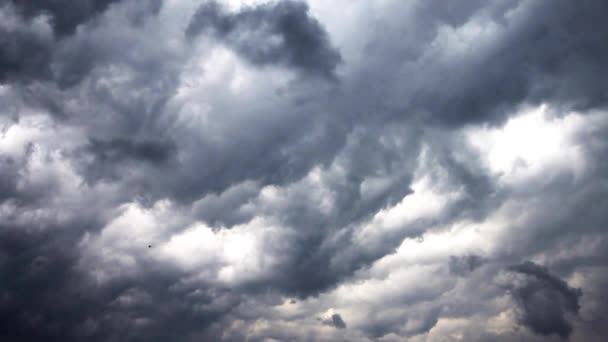 Nuages se déplaçant sur le ciel .