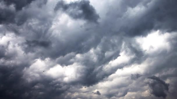 Wolken ziehen am Himmel auf. — Stockvideo