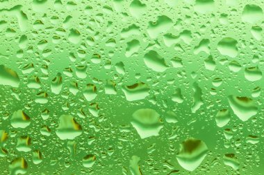 bir cam üzerine düşer.