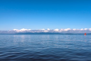 yelkenli ile deniz manzarası.