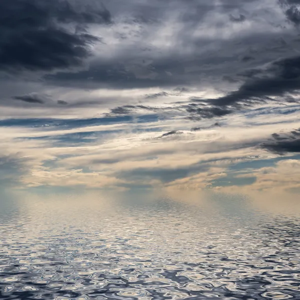 Céu com nuvens escuras . — Fotografia de Stock