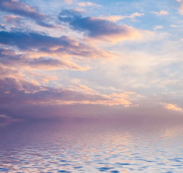 水に反映される日没. — ストック写真