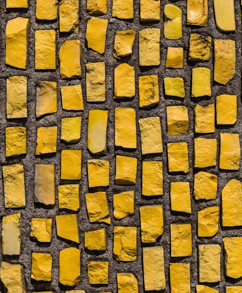 Стена с желтым камнем . — стоковое фото